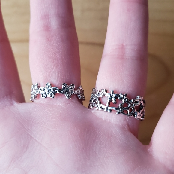 Lot of Two Vintage Abstract Floral Rings - Picture 4 of 6